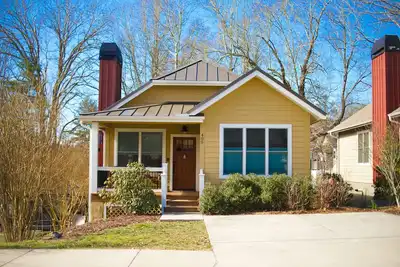 Image de Bracken Bungalow - Cozy retreat a short stroll from downtown Brevard