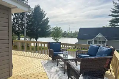 Image de KnotRLake a cozy get-a-way with a lake view!