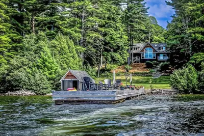Image de Award Winning View on Lake of Bays, 3 bdrm 3 bath 4 season cottage!