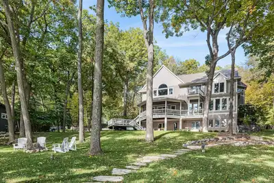 Image de Large, spacious lakefront home with room for all! !