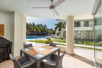 Image de First floor condo steps to the pool and 60 seconds to the beach!