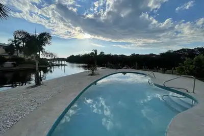 Image de Sun & Salt Air House-3br home w/patio, pool, firepit