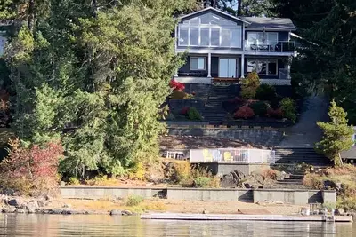 Image de Sproat Lake Waterfront House, Sleeps 11