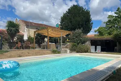 Maison de vacances 'L'hébergerie Sablotine' avec piscine privée, terrasse privée et Wi-Fi