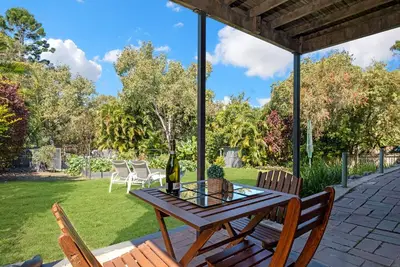 Image de So close to town house with additional large self contained studio.