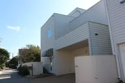 Image de Fairbanks House with beach access just steps from your front door