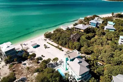 Image de New Listing! Ocean Paradise: Beachfront, Sleeps 12, 2 Carts, Pool, Games, & Fun