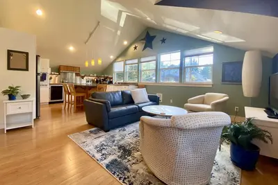 Image de Hip & Sunny Lake Whatcom Apartment. Minutes to Wwu and outdoor recreation.