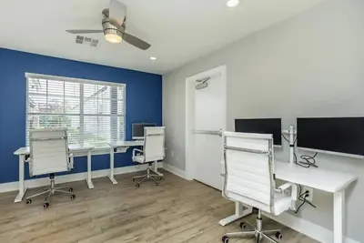 Image de King bed, resort style pool, Bbq, in a centrally located area in the Heights