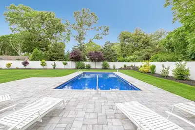Image de Expanded ranch in Hampton Bays with beautiful backyard w heated pool, sleeps 12\n