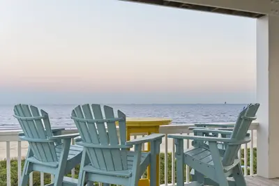 Image de Beachfront House in the heart of Crystal Beach! Private Fenced Yard
