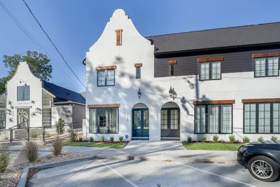 Image de Tide Vibes - Modern Elegance in the Heart of Tuscaloosa