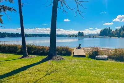 Image de Waterfront home with beach access, firepit, fireplace, water views, grill, dock