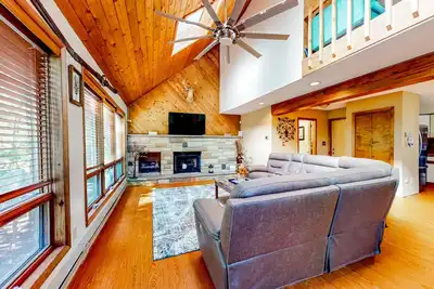 Image de Sprawling tree-lined home with community amenities & game room - dogs ok