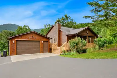 Image de Modern mountain-view cabin with wraparound deck, firepit, & fireplace