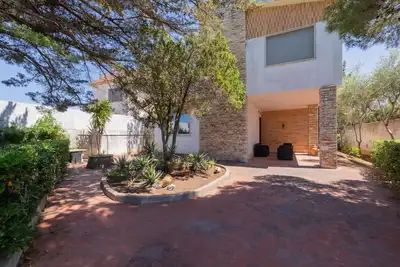 Image de Villa 400 meters from the beach with equipped garden, internal parking and three bedrooms in Torre S
