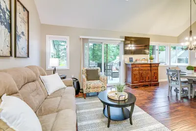 Image de Gilford Townhome w/ Lakefront Beach & Pool Access!