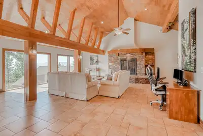 Image de Two-story lakeview villa with two kitchens, patio, firepit, & multi-level deck