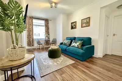 Image de De Burgh Ground Floor apartment-Free parking.
