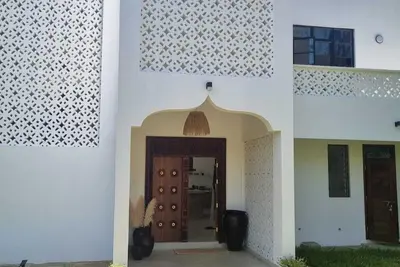 Image de Dar Jamaa calme et lumineuse avec chef cuisinier