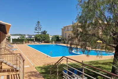 Image de Modern 2nd Floor two bedroom 2 bathroom apartment with communal pool