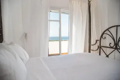 Image de Romantic, hill top villa with infinity pool and magnificent views