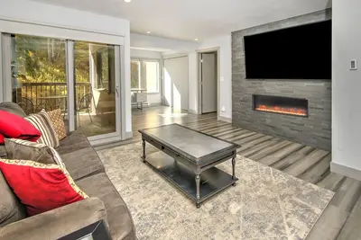 Image de New! Beautiful Updates| Walk to Shuttle| 5 Mins to Vail Village| Amenities