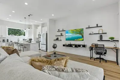 Image de Modern 3br Home w/ Spa, Balcony, Near Med Center