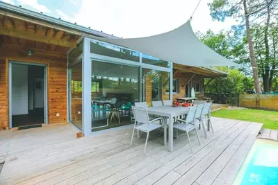 Image de Villa 4* Les Cahuttes avec piscine entre océan et forêt.
