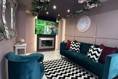 Ultimate Hen Suite for 12 with make up room