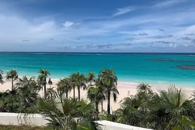 Image de Brand New 10-Br Beachfront Compound w/Pool on Bank