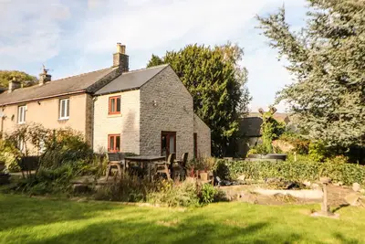 Croft Cottage, pet friendly, with hot tub in Castleton, Peak District