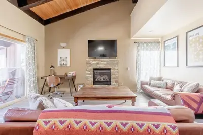 Image de Come stay at the Timberwolf Lodge with a perfect Village location