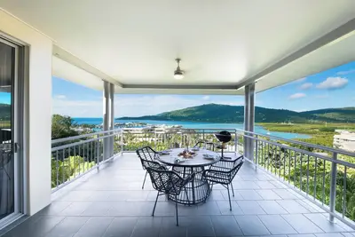 Image de Welcome to Paradise Palms, where coastal living meets resort luxury