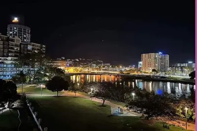 Image de 2bdr Stadium views - modern riverside apt