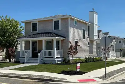 Image de Wow! Newly Renovated Flagship 4 Bedroom Luxury Home One Block from the Beach!