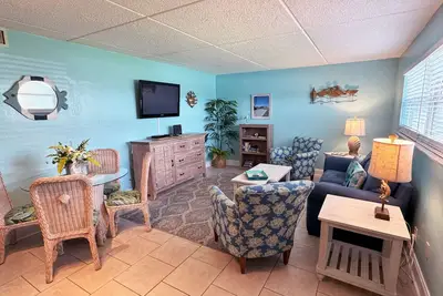Image de First Floor! 1 Br- Steps to the beach, Quiet!