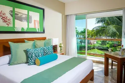 Mayan Palace / 2 Bds + 2 Ba / Kid friendly / Beach + pools / 6 adults + 2 kids