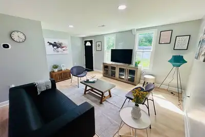 Image de Comfy Lower Lvl Apt with Jetted Tub Near Uptown and Unc