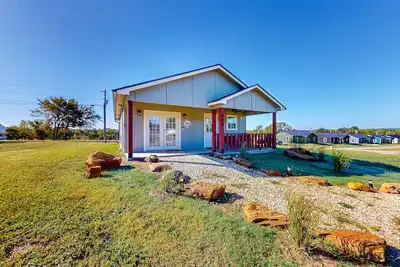 Image de Brand-new Lake Eufaula home with firepit, front porch, grill, & W\/D