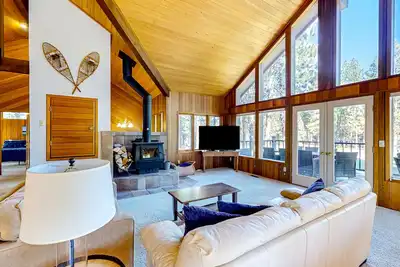 Image de Whimsical tree-lined stay with wood stove, shared amenities, and large deck
