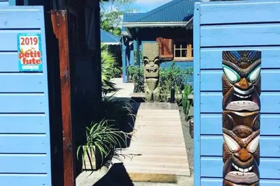 Image de Tiki Paradise Lodge, jardin tropical, piscine