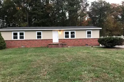 Image de Spacious 2 bedroom duplex located conveniently near Route 50 East and West.