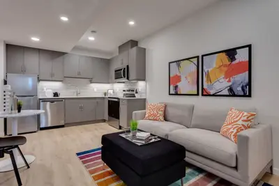Image de Clean spacious Modern Suite With Full Entertainment
