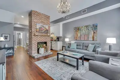 Image de Best Walkable Location in Savannah on Beautiful Square by Lucky Savannah