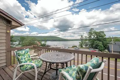 Image de Cozy Lake Area Townhome w/ Lake Views, A/C & Grill