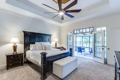 Image de Spacious -5 bed-5ba Golf Course - Lake Access - Pet Friendly - Long-Term Stays