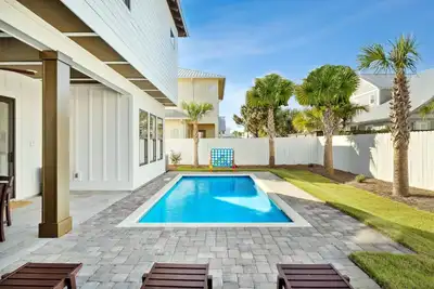 Image de A Little Nauti with Private Pool