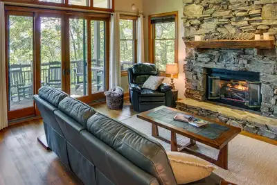 Image de Mtn-View Condo w/ Screened Porch in Burnsville!