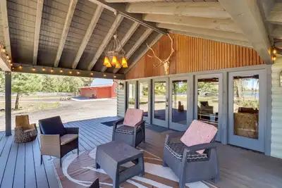 Fire Pit & Grill: Waterfront Cabin in Lakeside!